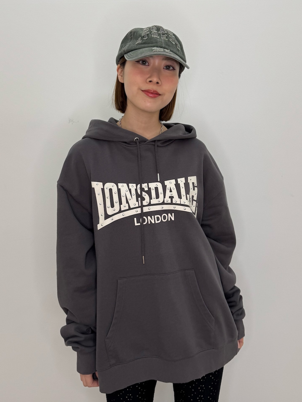 ブラック系のその他パンツ、ブラック系のパンプスを着用したレディースの春コーディネートの4枚目の写真