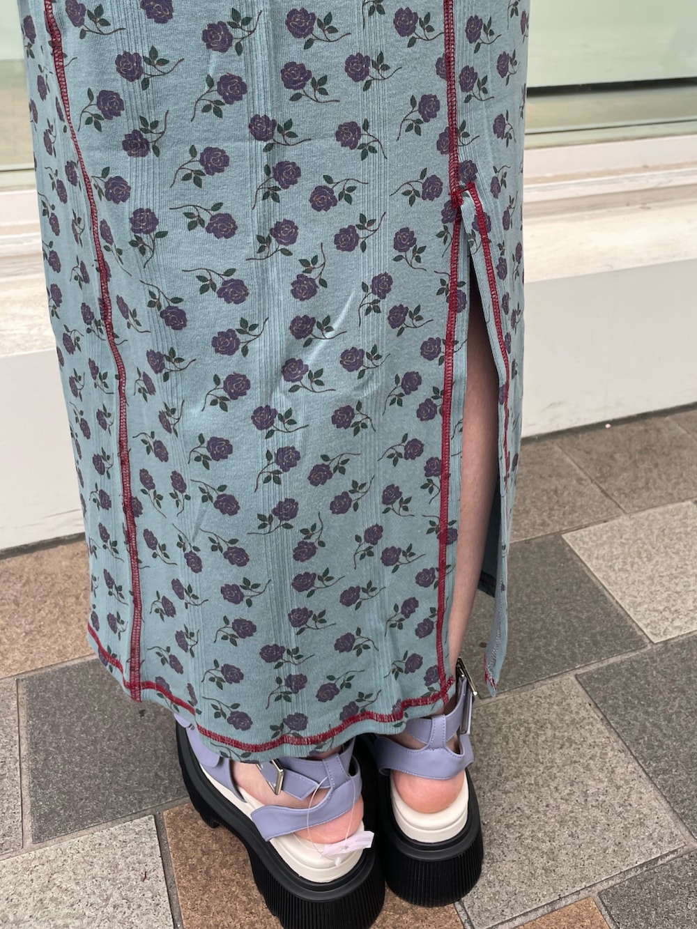 ブルー系のワンピース、パープル系のサンダル、レッド系のサングラスを着用したレディースの夏コーディネートの9枚目の写真