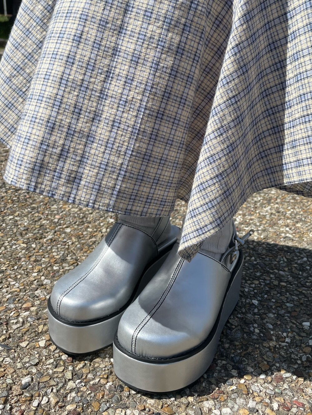 ピンク系のタンクトップ、シルバー系のサンダル、ホワイト系のTシャツ/カットソーを着用したレディースの春コーディネートの10枚目の写真