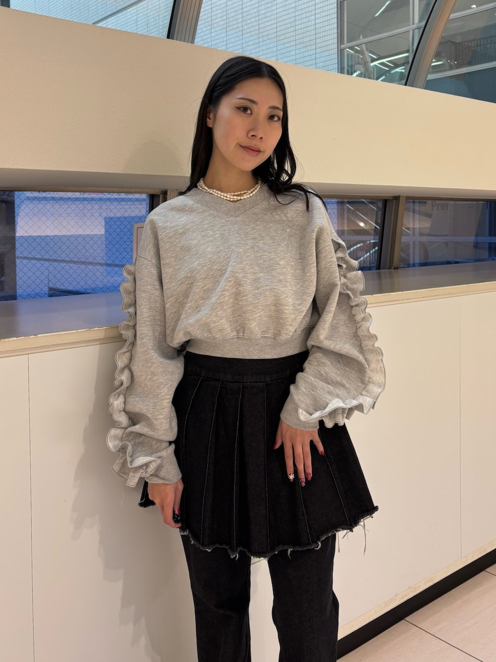 ブラック系のその他パンツ、グレー系のスウェット、ブラック系のパンプスを着用したレディースの冬コーディネートの5枚目の写真