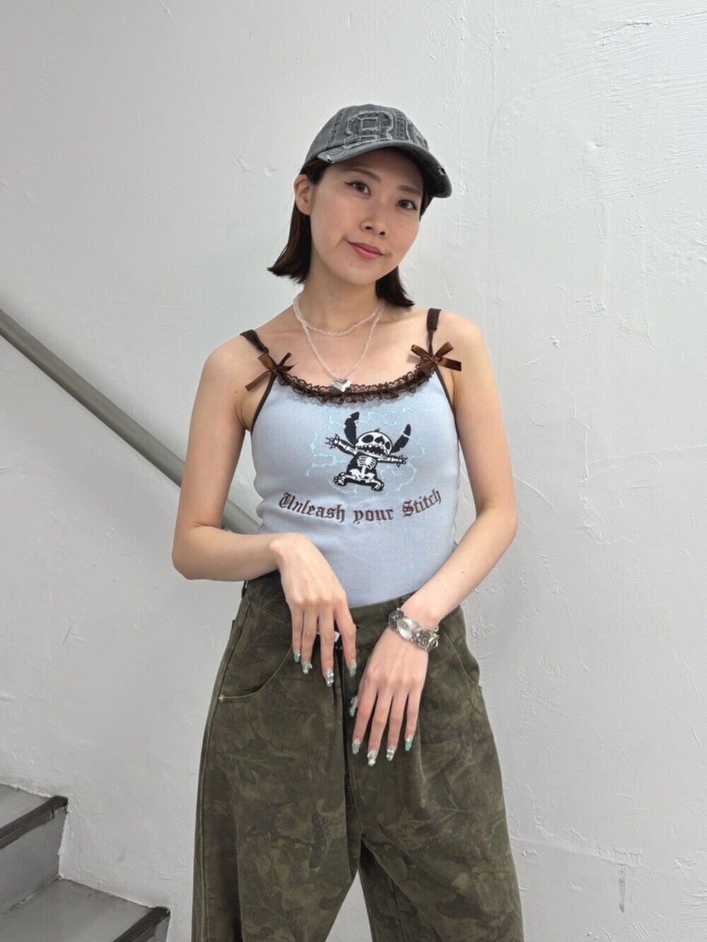 ブルー系のキャミソール、グリーン系のその他パンツ、その他のネックレスを着用したレディースの夏コーディネートの6枚目の写真