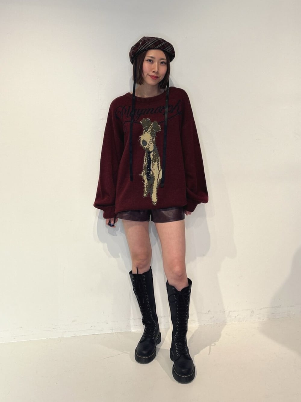 レッド系のその他パンツ、レッド系のニット/セーター、レッド系のハンチング/ベレー帽を着用したレディースの夏コーディネートの2枚目の写真