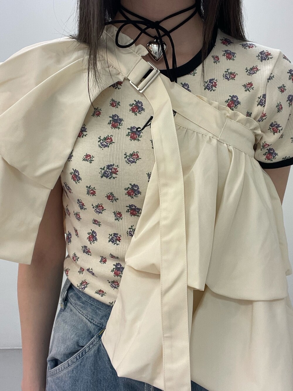 ブルー系のデニムパンツ、ホワイト系のスカート、ホワイト系のTシャツ/カットソーを着用したレディースの春コーディネートの9枚目の写真