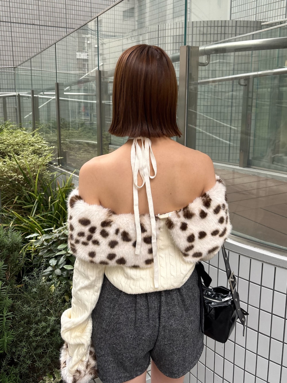 グレー系のその他パンツ、ホワイト系のニット/セーター、ブラック系のショルダーバッグを着用したレディースの秋コーディネートの7枚目の写真