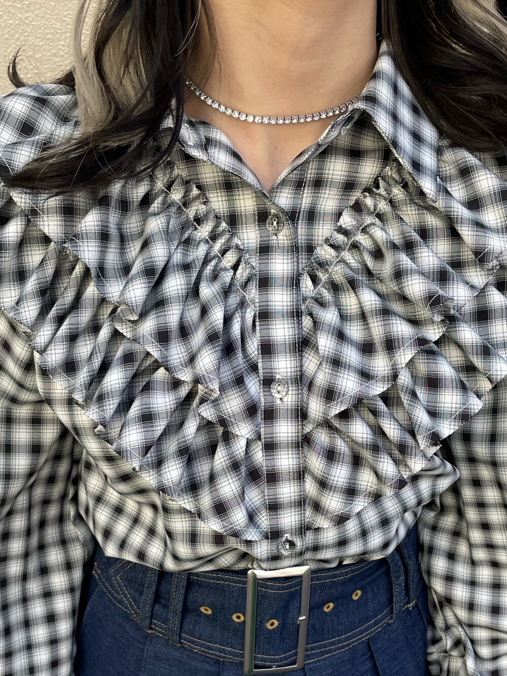 ブラック系のワンピース、ブルー系のベルト、シルバー系のネックレスを着用したレディースの春コーディネートの9枚目の写真