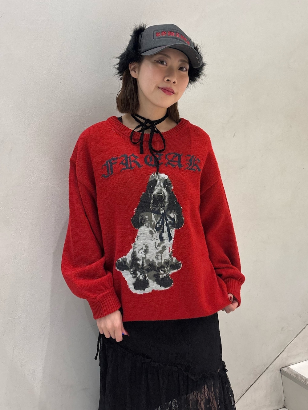 レッド系のニット/セーター、ブラック系のワンピース、ブラック系のブーツを着用したレディースの冬コーディネートの5枚目の写真