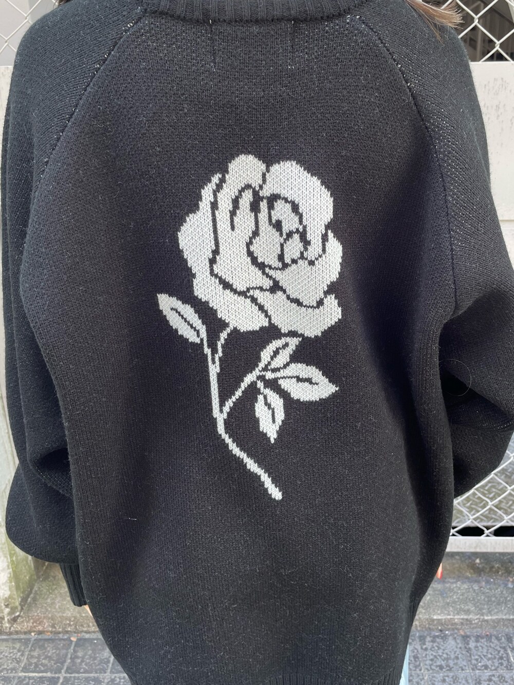 ブルー系のその他パンツ、ブラック系のニット/セーター、シルバー系のネックレスを着用したレディースの冬コーディネートの9枚目の写真