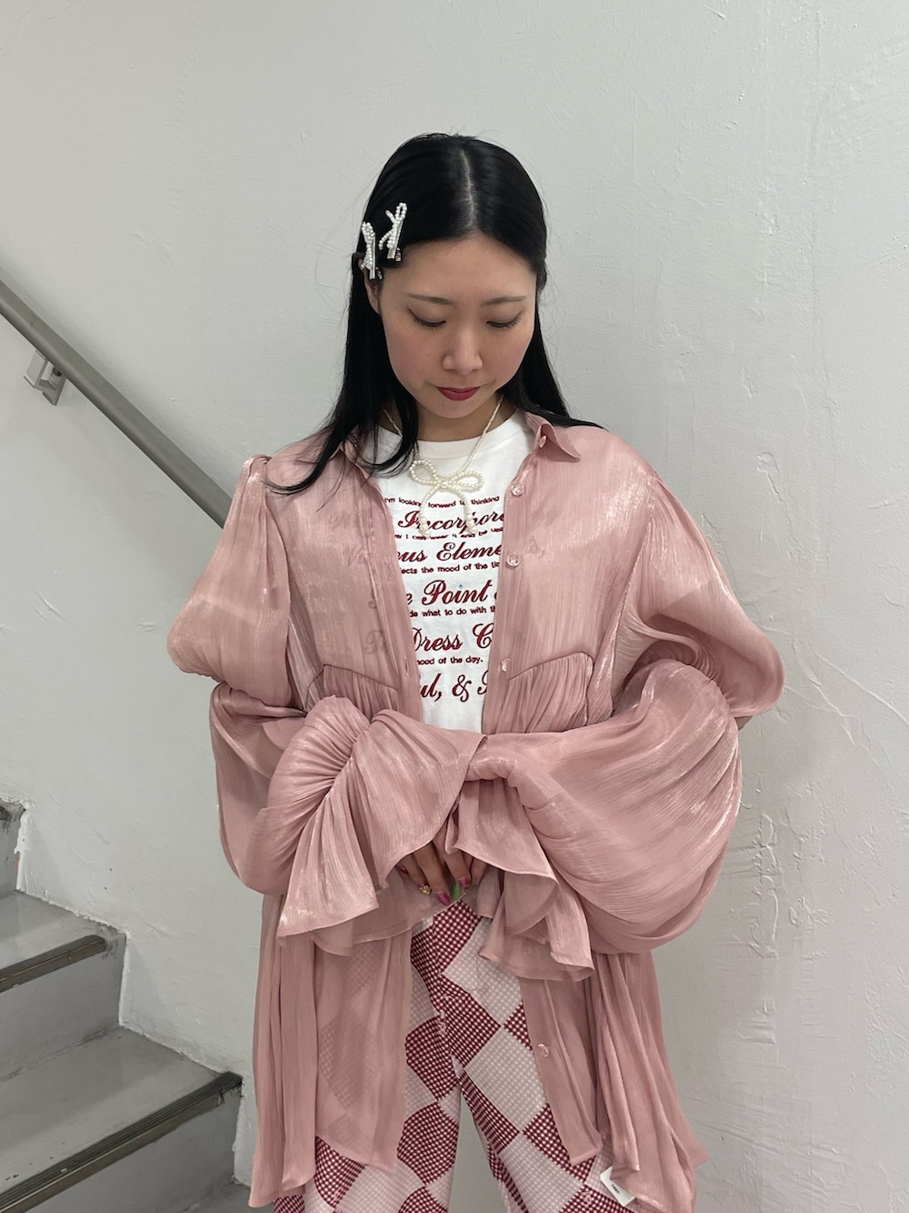 ピンク系のシャツ/ブラウス、ピンク系のその他パンツ、ホワイト系のTシャツ/カットソーを着用したレディースの春コーディネートの4枚目の写真