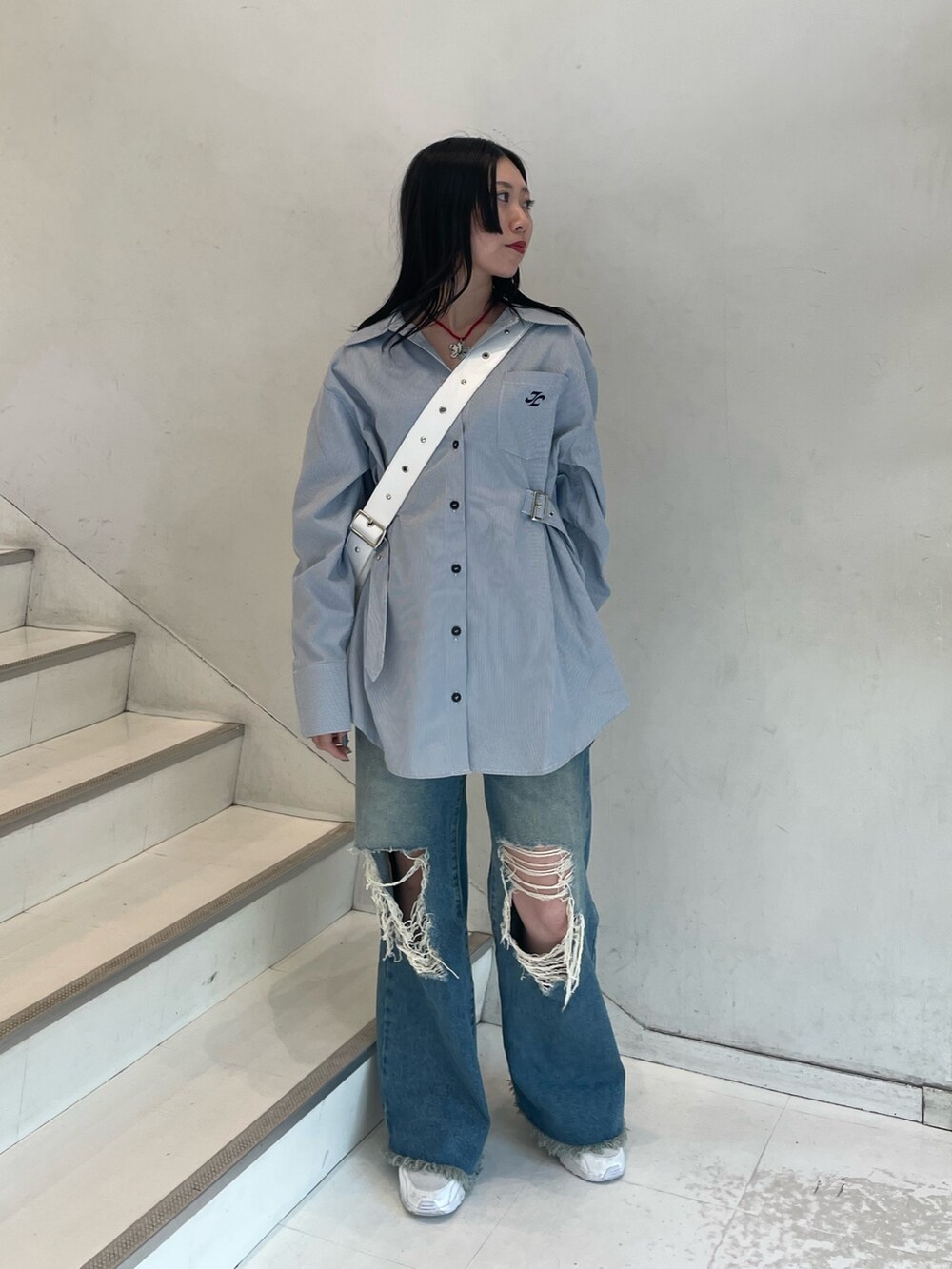 ブルー系のシャツ/ブラウス、シルバー系のショルダーバッグ、ブルー系のデニムパンツを着用したレディースの春コーディネートの3枚目の写真
