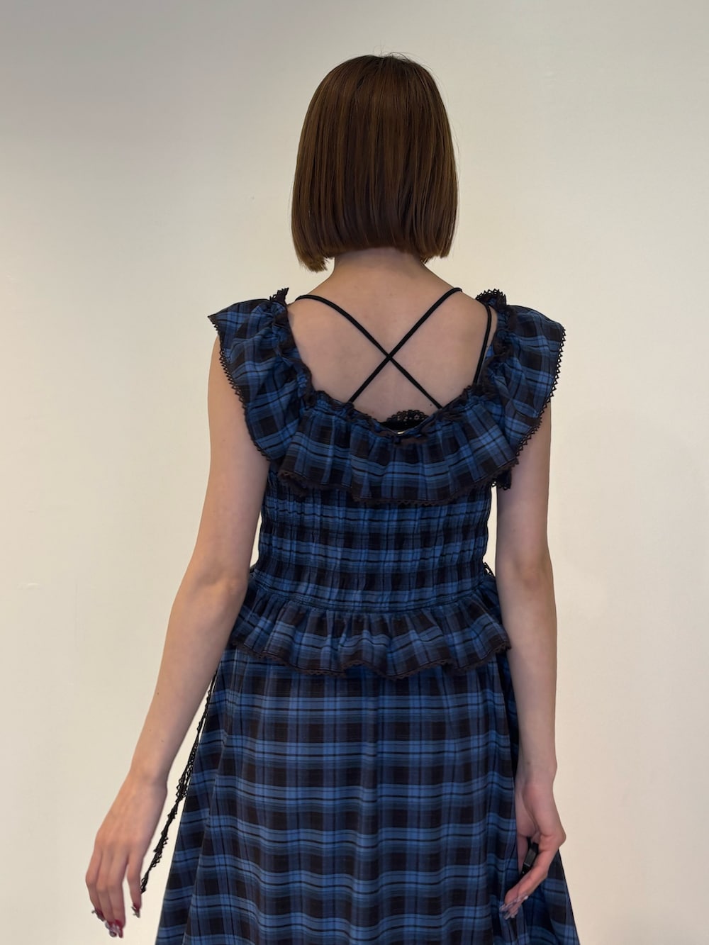 ブラウン系のワンピース、ブラック系のローファーを着用したレディースの冬コーディネートの6枚目の写真