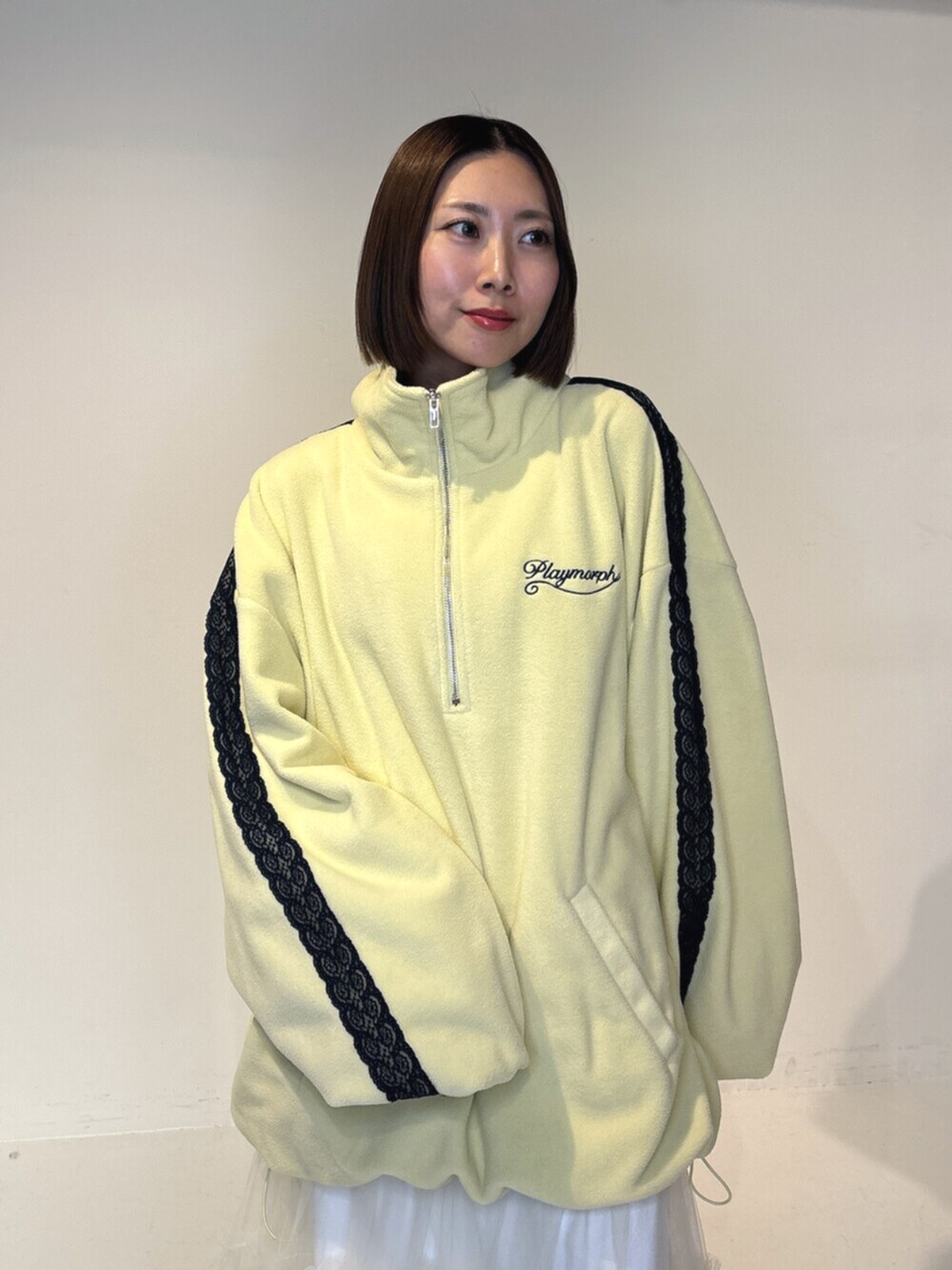 イエロー系のTシャツ/カットソー、ホワイト系のスカートを着用したレディースの夏コーディネートの5枚目の写真