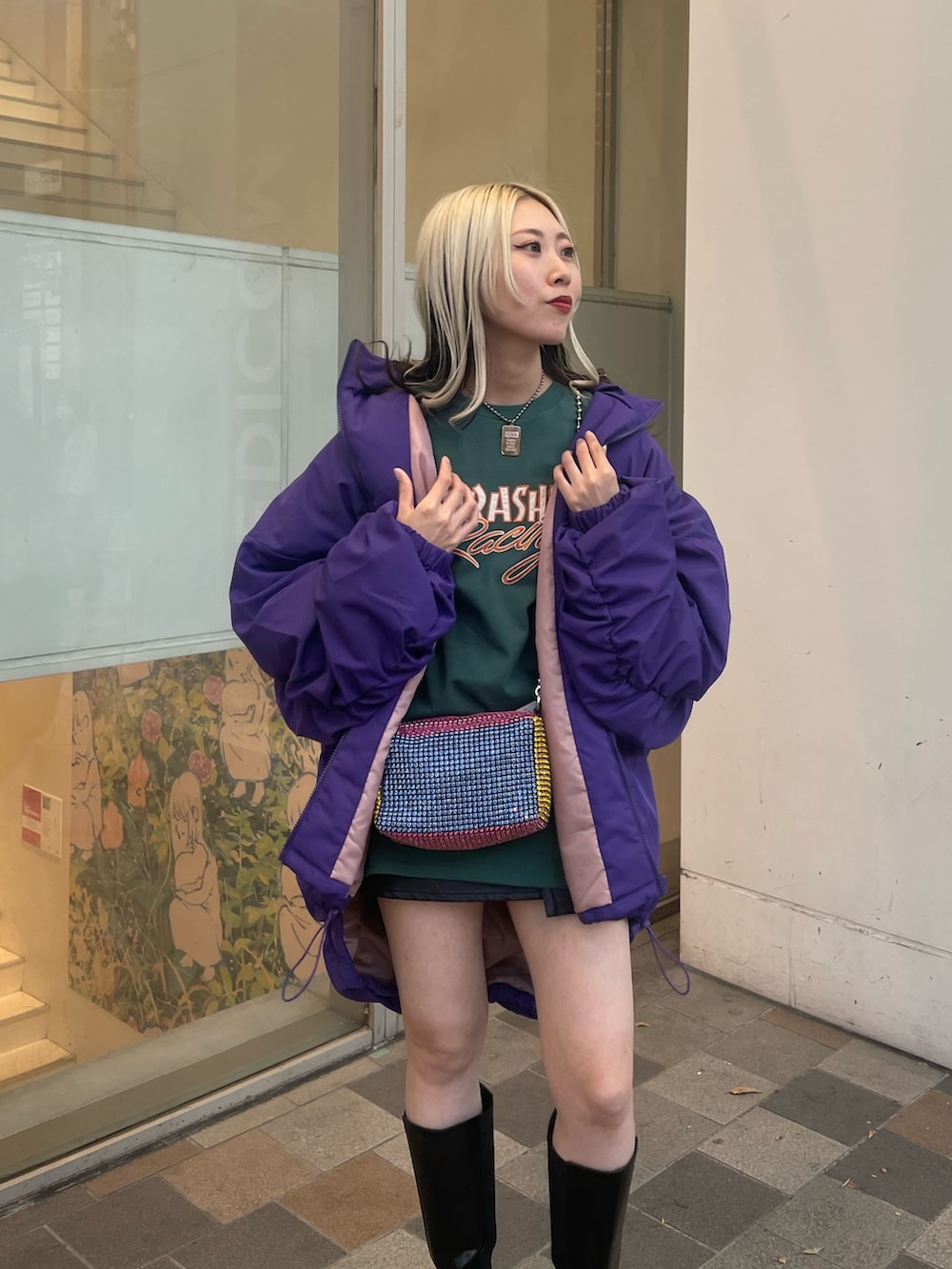 グリーン系のTシャツ/カットソー、その他のショルダーバッグ、ブラック系のその他パンツを着用したレディースの秋コーディネートの6枚目の写真