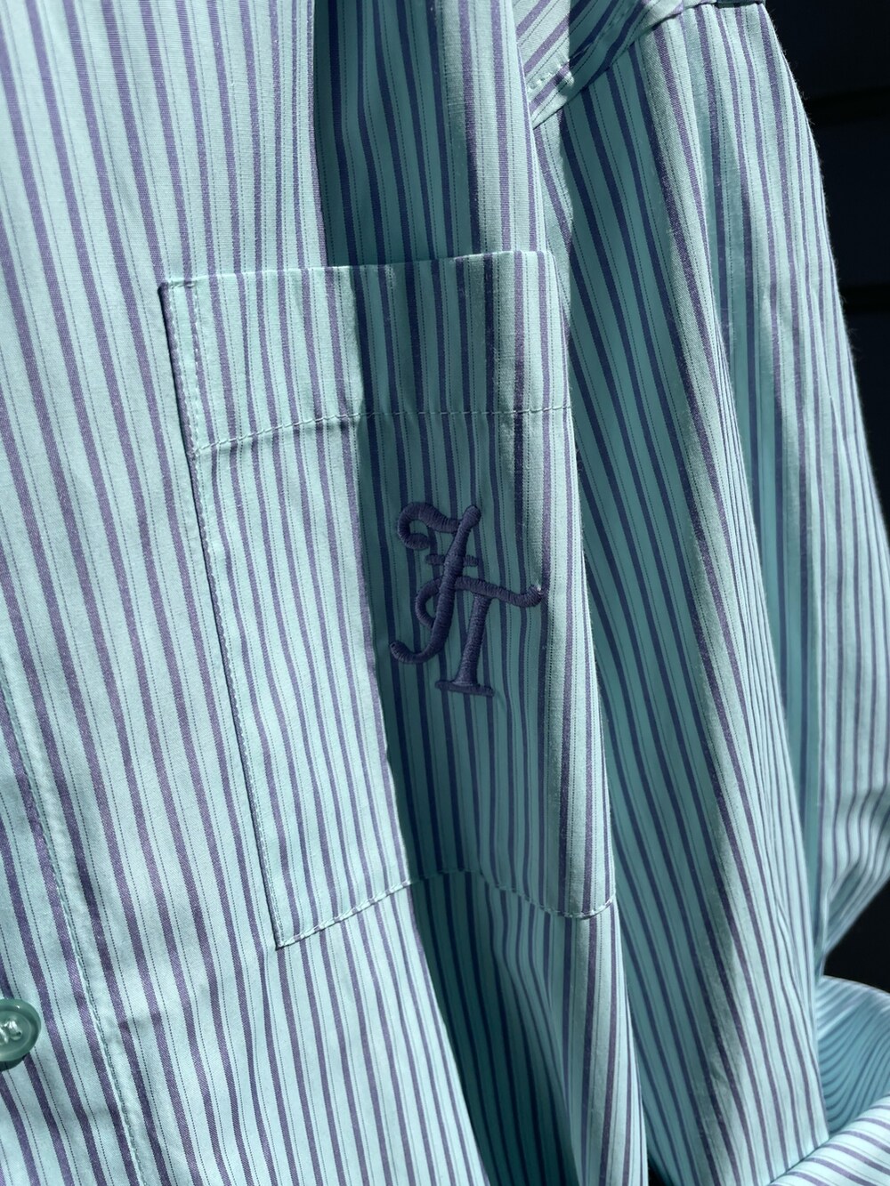 ホワイト系のその他パンツ、パープル系のタンクトップ、ブルー系のシャツ/ブラウスを着用したレディースの春コーディネートの7枚目の写真