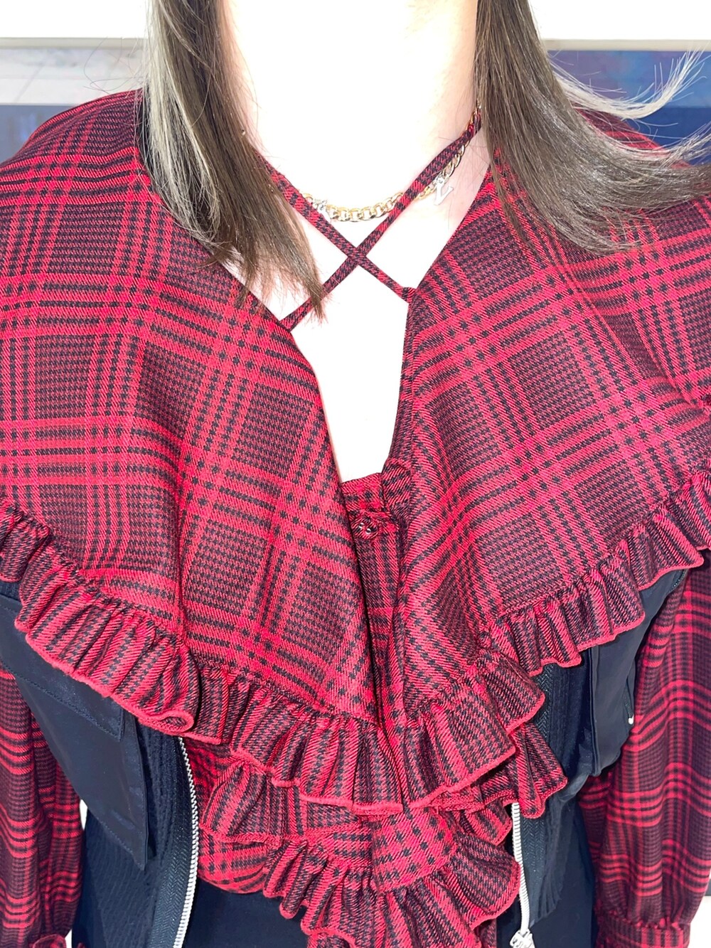 ブラック系のスカート、ブラック系のベスト、レッド系のシャツ/ブラウスを着用したレディースの春コーディネートの8枚目の写真