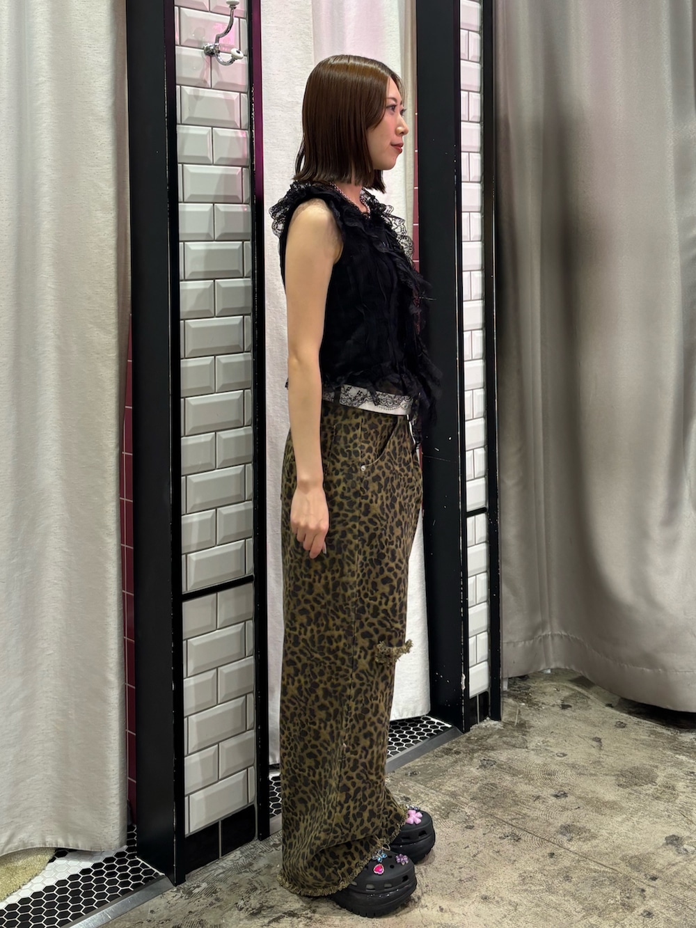 ブラウン系のその他パンツ、ブラック系のベスト、ブラック系のタンクトップを着用したレディースの夏コーディネートの3枚目の写真