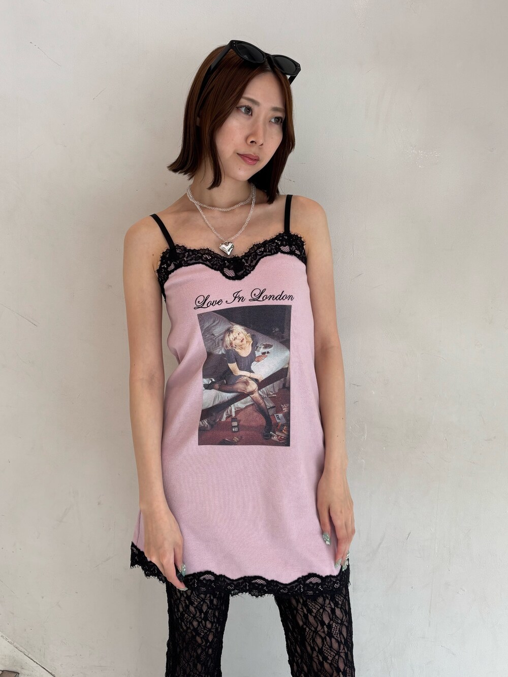 ピンク系のワンピース、ブラック系のその他パンツ、シルバー系のパンプスを着用したレディースの夏コーディネートの5枚目の写真