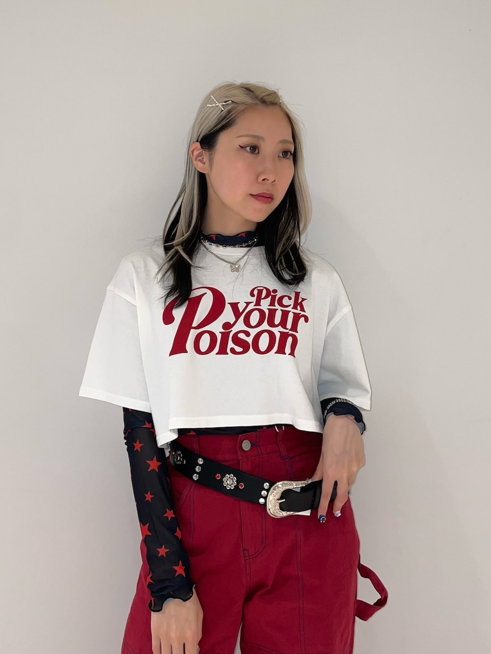レッド系のその他パンツ、ブラック系のTシャツ/カットソー、ホワイト系のTシャツ/カットソーを着用したレディースの夏コーディネートの5枚目の写真
