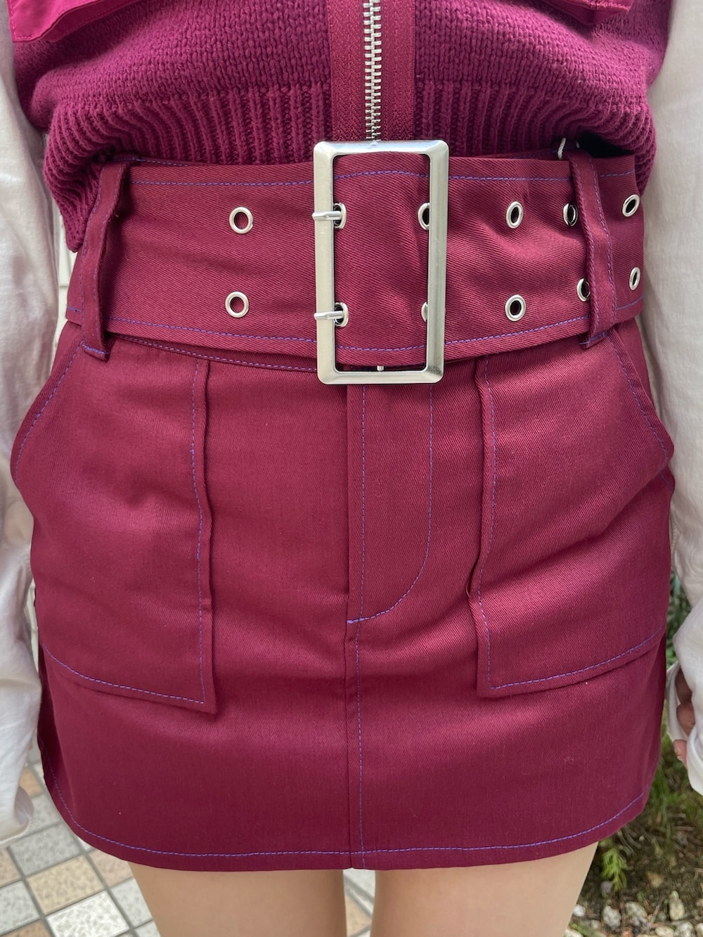 レッド系のその他パンツ、ピンク系のベスト、ホワイト系のTシャツ/カットソーを着用したレディースの春コーディネートの9枚目の写真