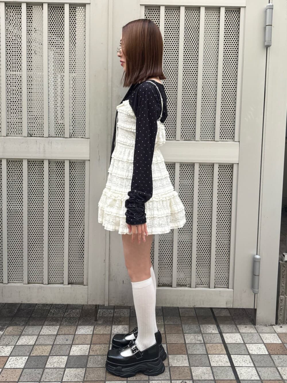 ブラック系のローファー、ホワイト系のワンピース、ブラック系のTシャツ/カットソーを着用したレディースの冬コーディネートの3枚目の写真