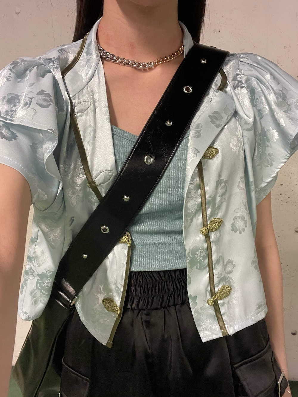 ブラック系のその他パンツ、ブラック系のショルダーバッグ、ブルー系のキャミソールを着用したレディースの春コーディネートの7枚目の写真