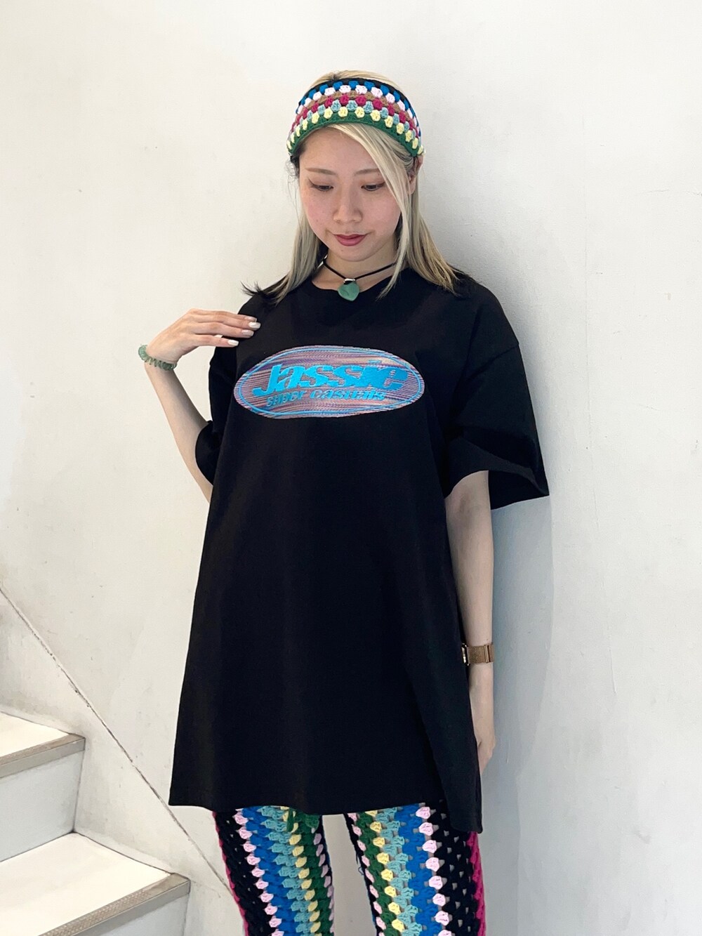 ブラック系のTシャツ/カットソー、ブラック系のその他パンツ、ブラック系のヘアバンドを着用したレディースの春コーディネートの7枚目の写真
