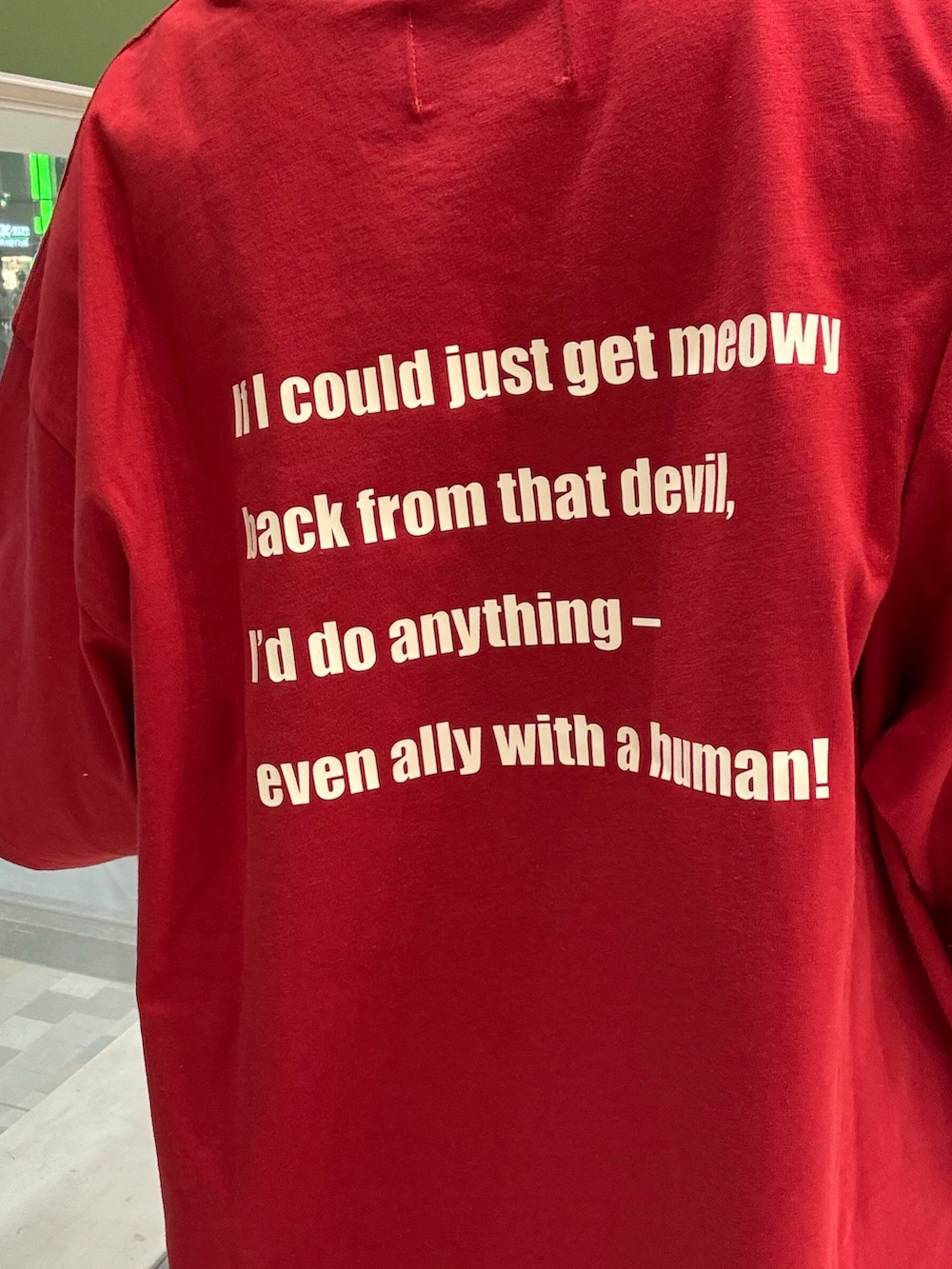 レッド系のTシャツ/カットソー、ホワイト系のスカート、ブラック系のボストンバッグを着用したレディースの春コーディネートの8枚目の写真