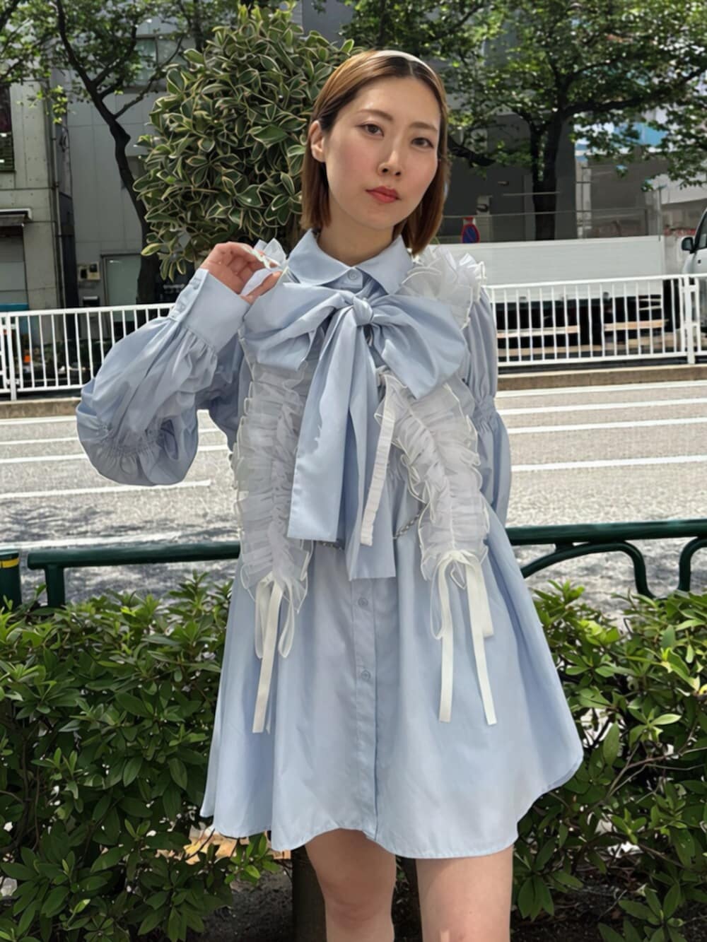 ブラック系のサンダル、ブルー系のシャツ/ブラウス、ホワイト系のベルトを着用したレディースの夏コーディネートの4枚目の写真