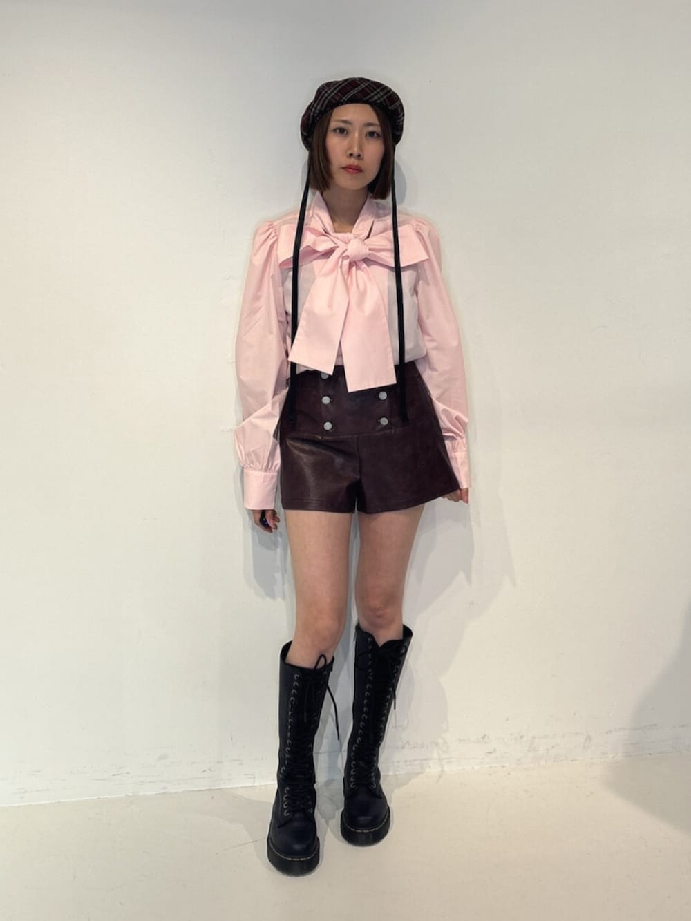 レッド系のその他パンツ、ピンク系のシャツ/ブラウス、レッド系のハンチング/ベレー帽を着用したレディースの夏コーディネートの2枚目の写真