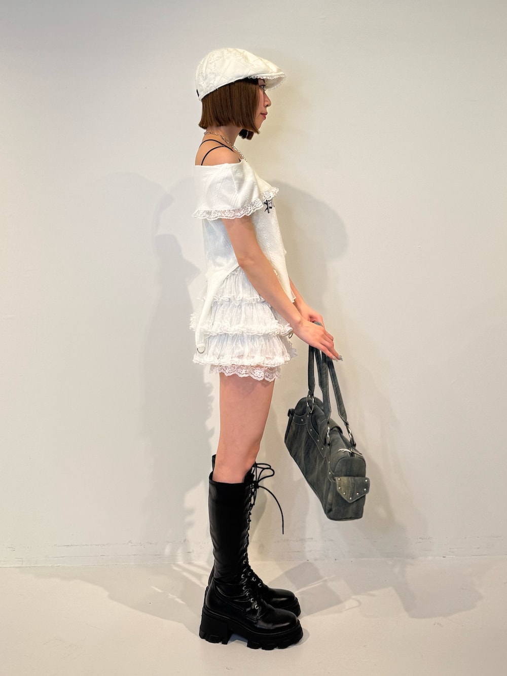 ホワイト系のTシャツ/カットソー、ホワイト系のその他パンツ、ブルー系のボストンバッグを着用したレディースの春コーディネートの3枚目の写真