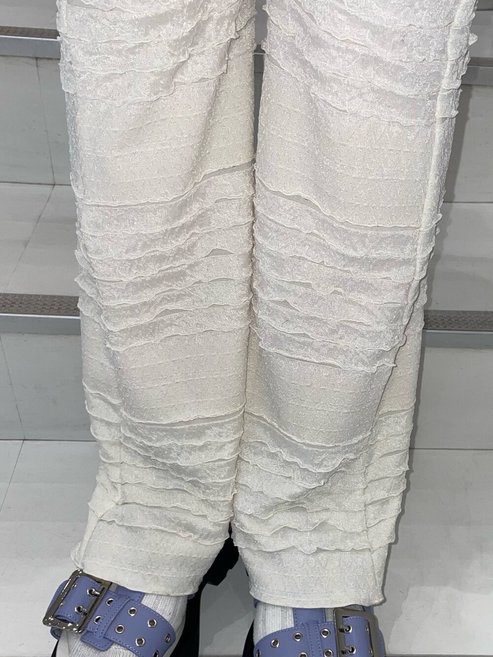 ブルー系のワンピース、ホワイト系のその他パンツ、パープル系のサンダルを着用したレディースの春コーディネートの9枚目の写真