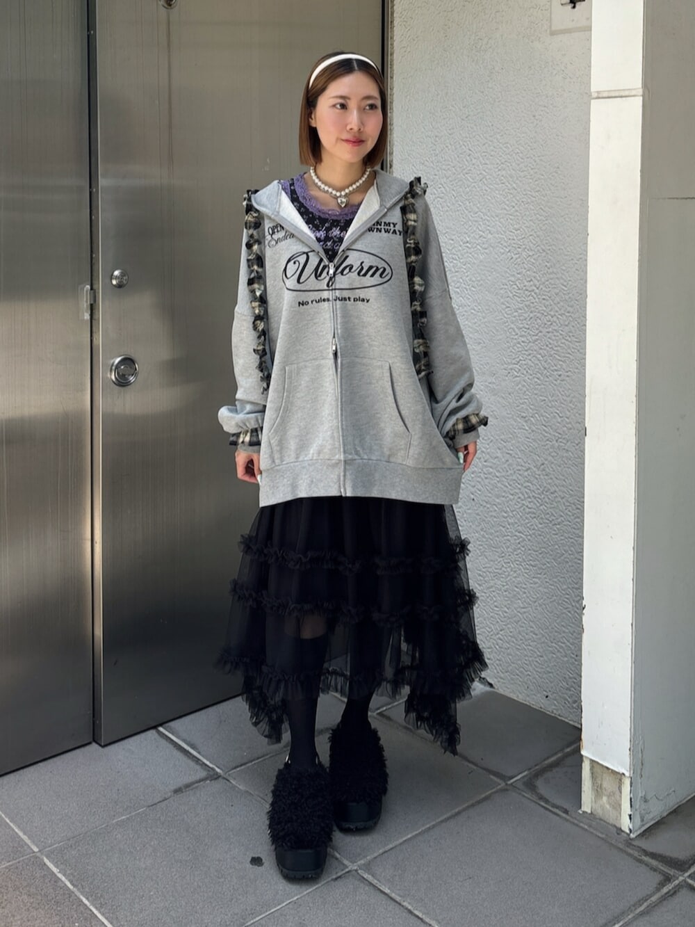 グレー系のその他トップス、ブラック系のスカート、ブラック系のサンダルを着用したレディースの夏コーディネートの2枚目の写真