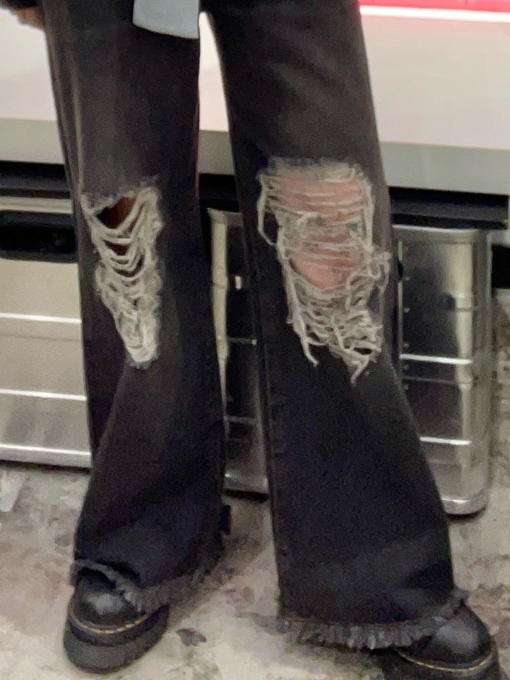 ブラック系のデニムパンツ、ブルー系のシャツ/ブラウス、ブラック系のデニムジャケットを着用したレディースの冬コーディネートの6枚目の写真