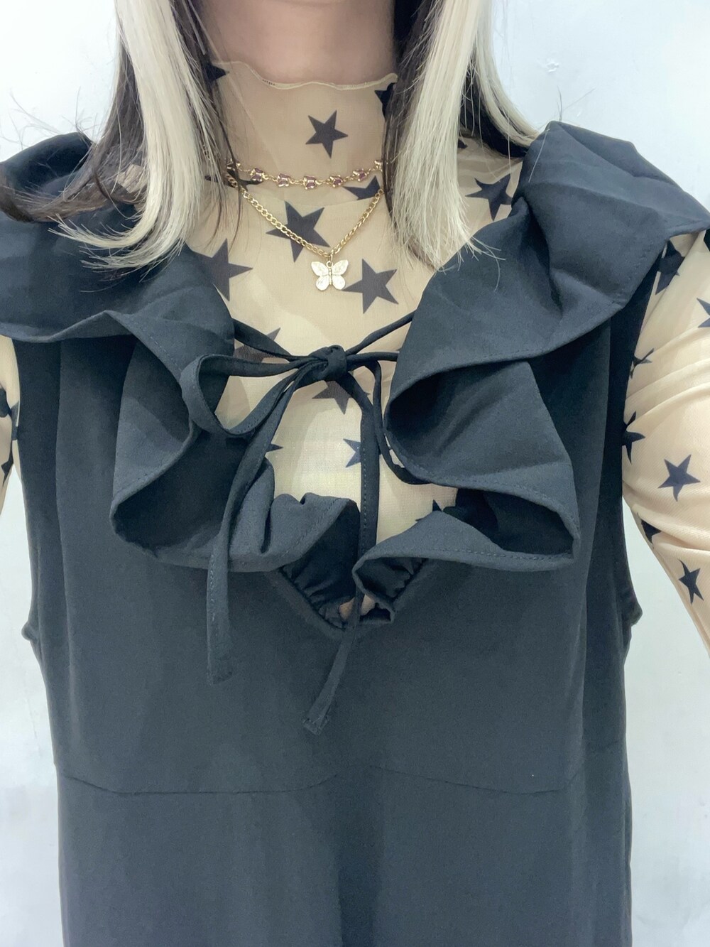 ブラック系のワンピース、ベージュ系のTシャツ/カットソー、ゴールド系のネックレスを着用したレディースの夏コーディネートの8枚目の写真