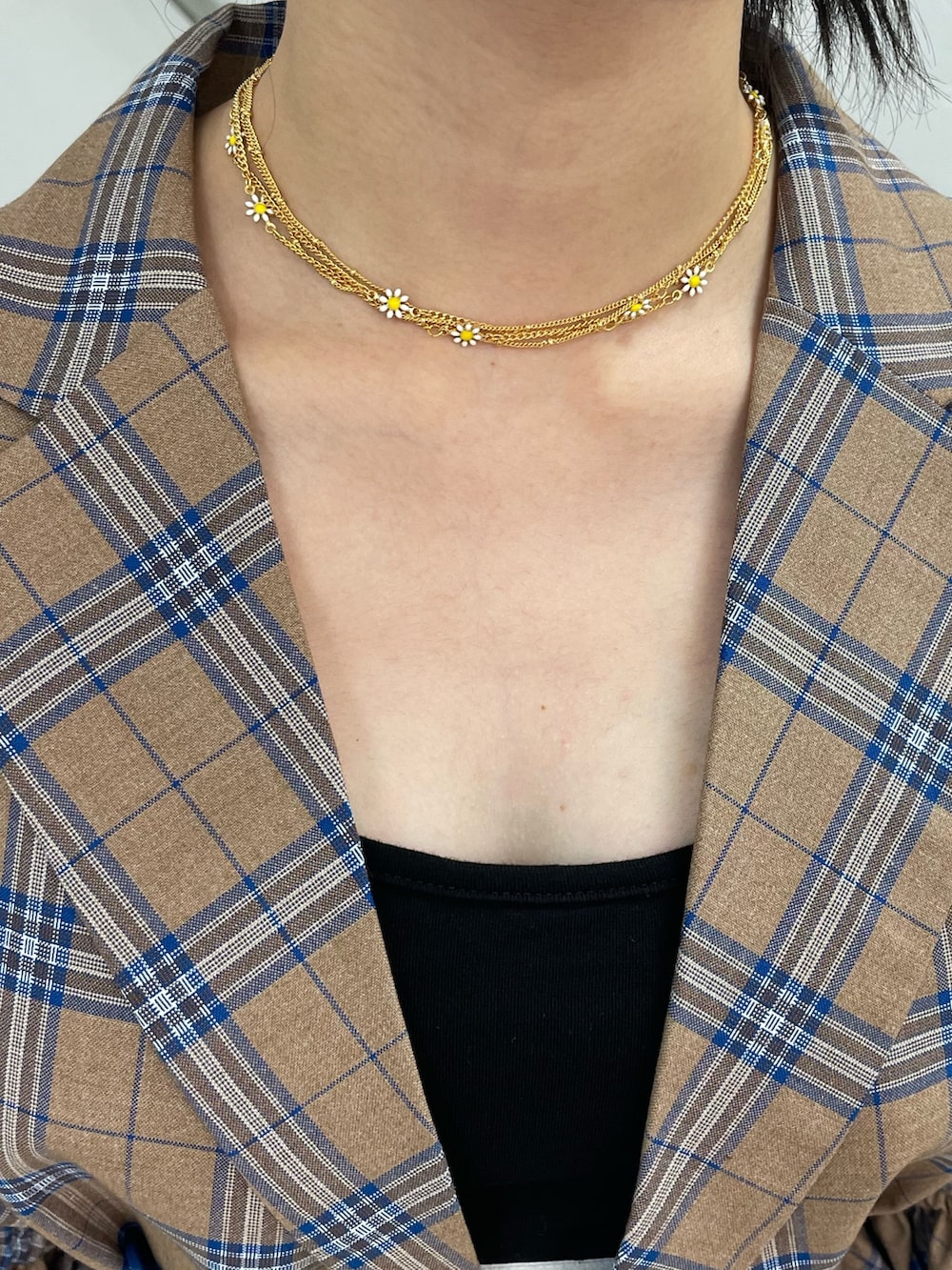 ベージュ系のワンピース、ブラック系のその他パンツ、ブラック系のサンダルを着用したレディースの夏コーディネートの9枚目の写真