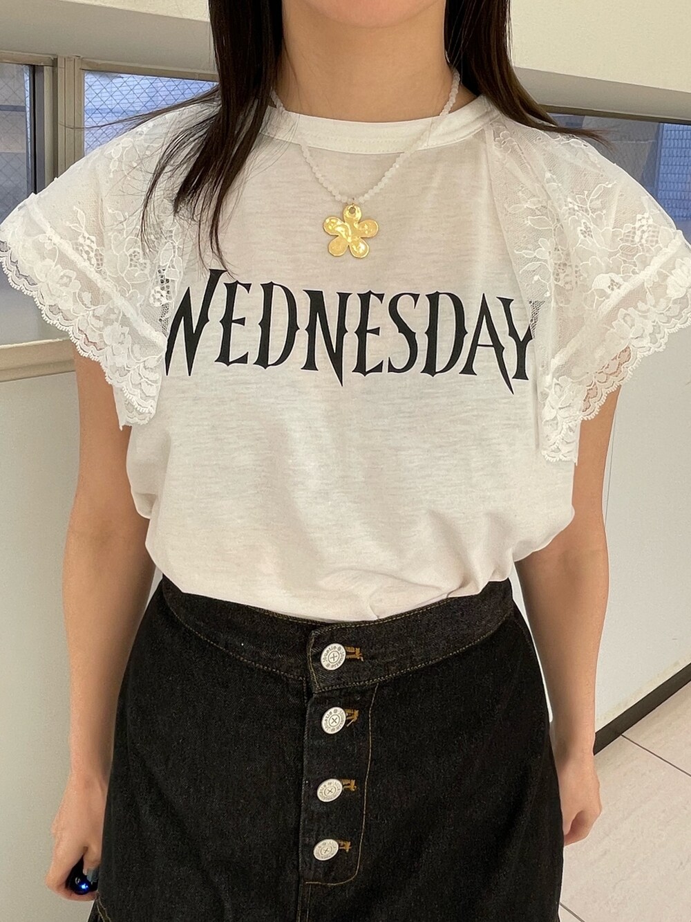 ブラック系のワンピース、ホワイト系のTシャツ/カットソー、ブラック系のパンプスを着用したレディースの春コーディネートの9枚目の写真