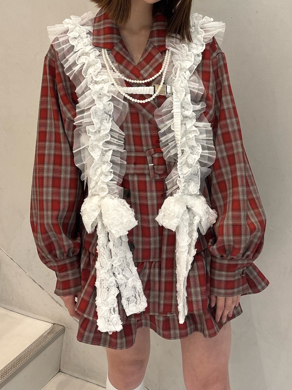 レッド系のワンピース、レッド系のローファー、ホワイト系のベルトを着用したレディースの冬コーディネートの7枚目の写真