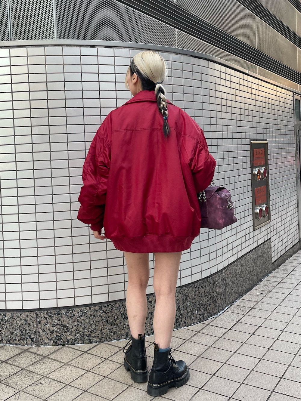 ブルー系のその他パンツ、レッド系のMA-1、レッド系のネクタイを着用したレディースの秋コーディネートの3枚目の写真