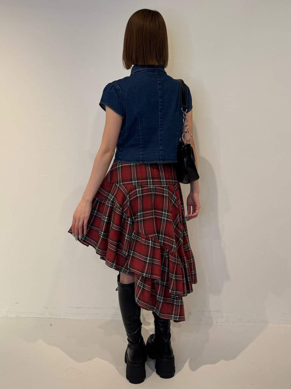 ブルー系のシャツ/ブラウス、レッド系のスカート、ブラック系のハンドバッグを着用したレディースの春コーディネートの4枚目の写真