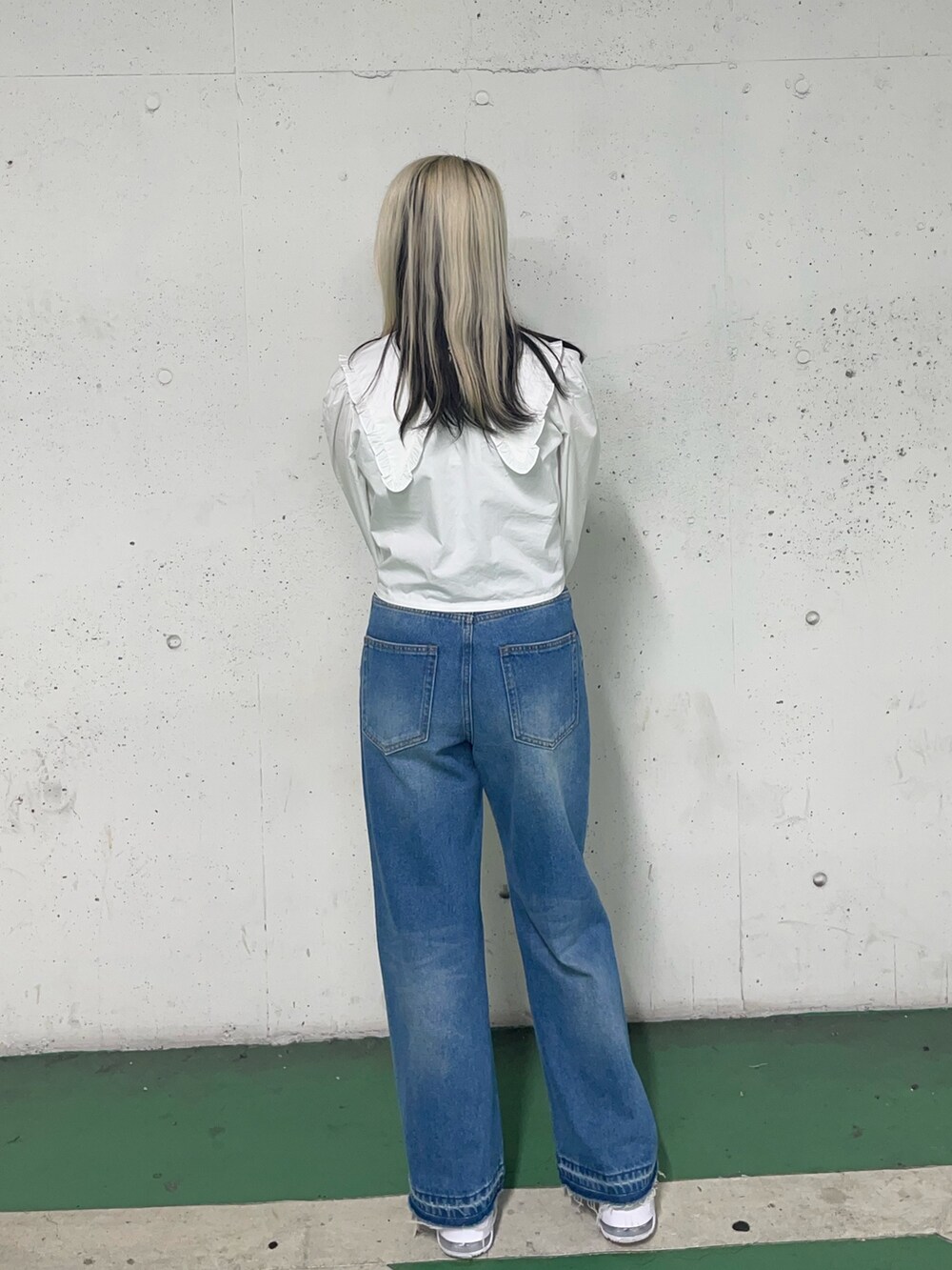 ホワイト系のシャツ/ブラウス、その他のタンクトップ、ブルー系のデニムパンツを着用したレディースの夏コーディネートの3枚目の写真