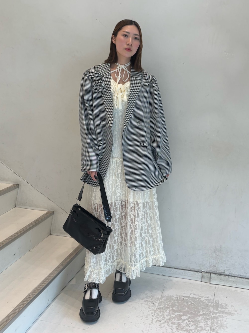 その他のテーラードジャケット、ホワイト系のワンピース、ブラック系のローファーを着用したレディースの冬コーディネートの2枚目の写真