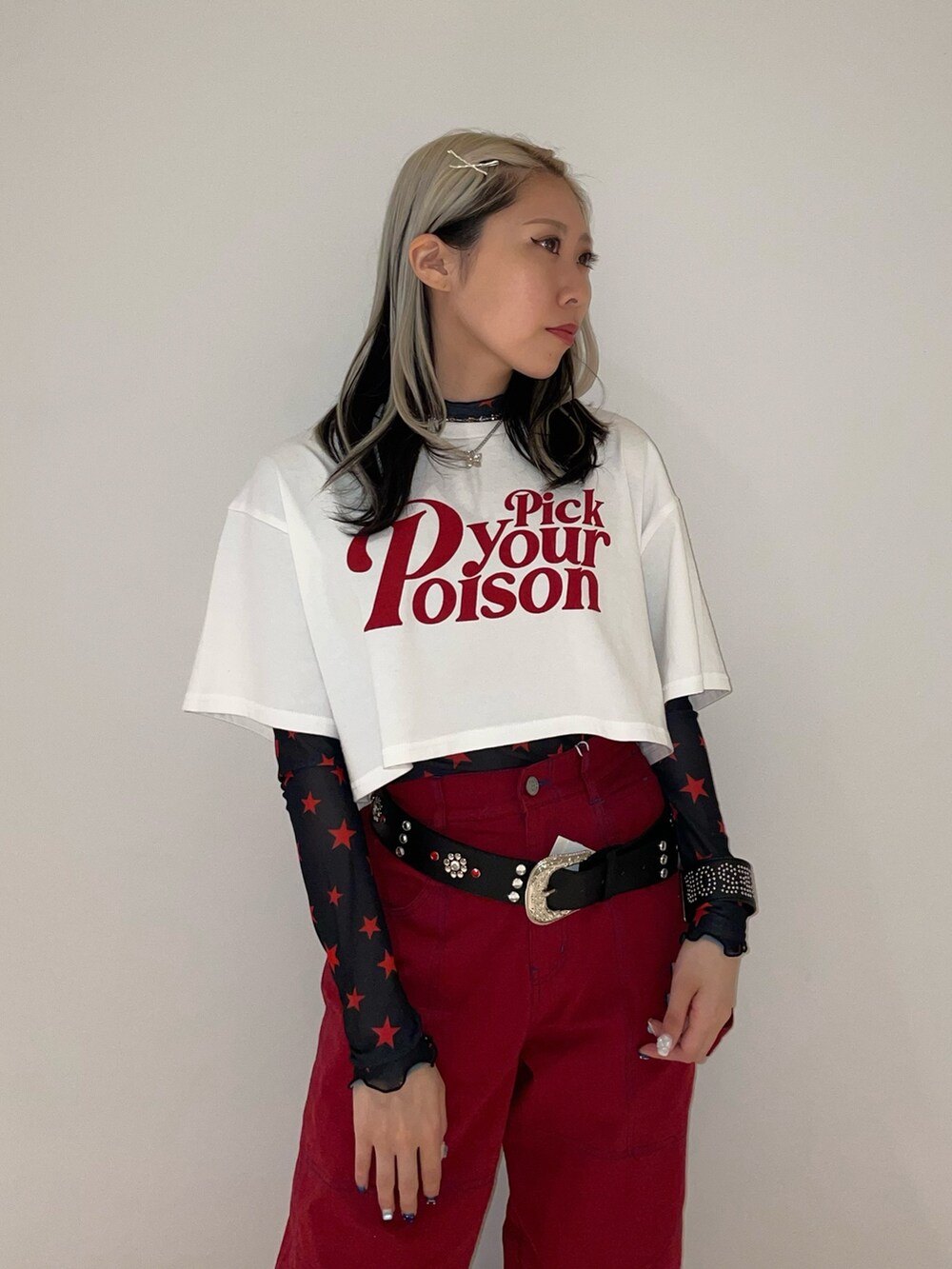 レッド系のその他パンツ、ブラック系のTシャツ/カットソー、ホワイト系のTシャツ/カットソーを着用したレディースの夏コーディネートの6枚目の写真