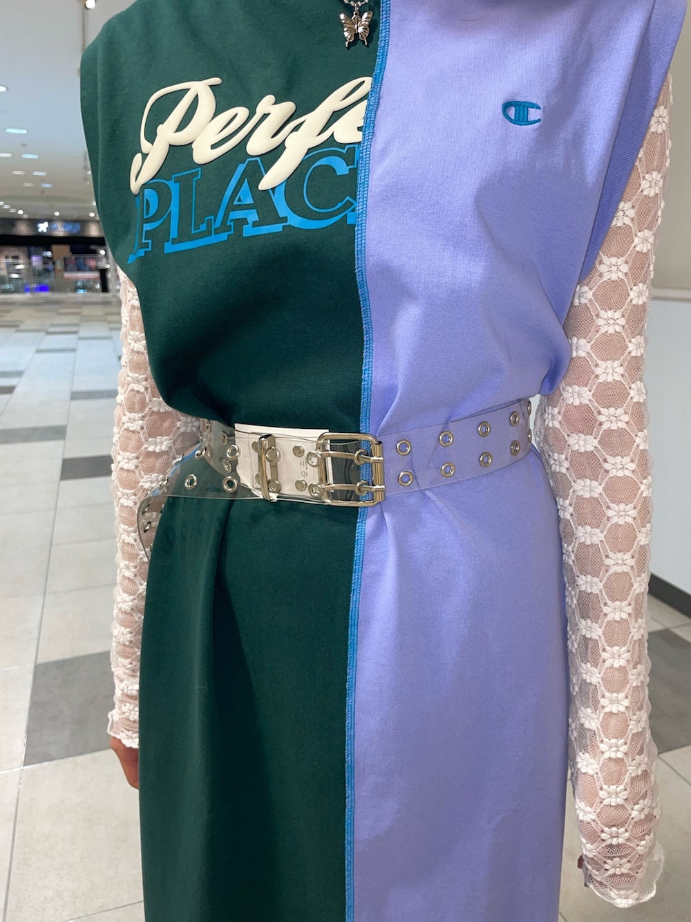 グリーン系のワンピース、ホワイト系のTシャツ/カットソー、その他のベルトを着用したレディースの夏コーディネートの8枚目の写真