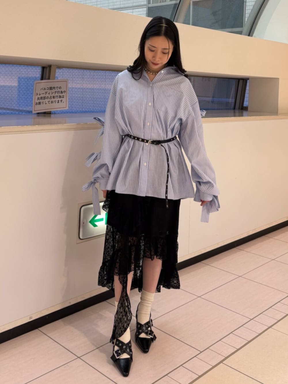 ブラック系のスカート、ブルー系のシャツ/ブラウス、ブラック系のパンプスを着用したレディースの冬コーディネートの2枚目の写真