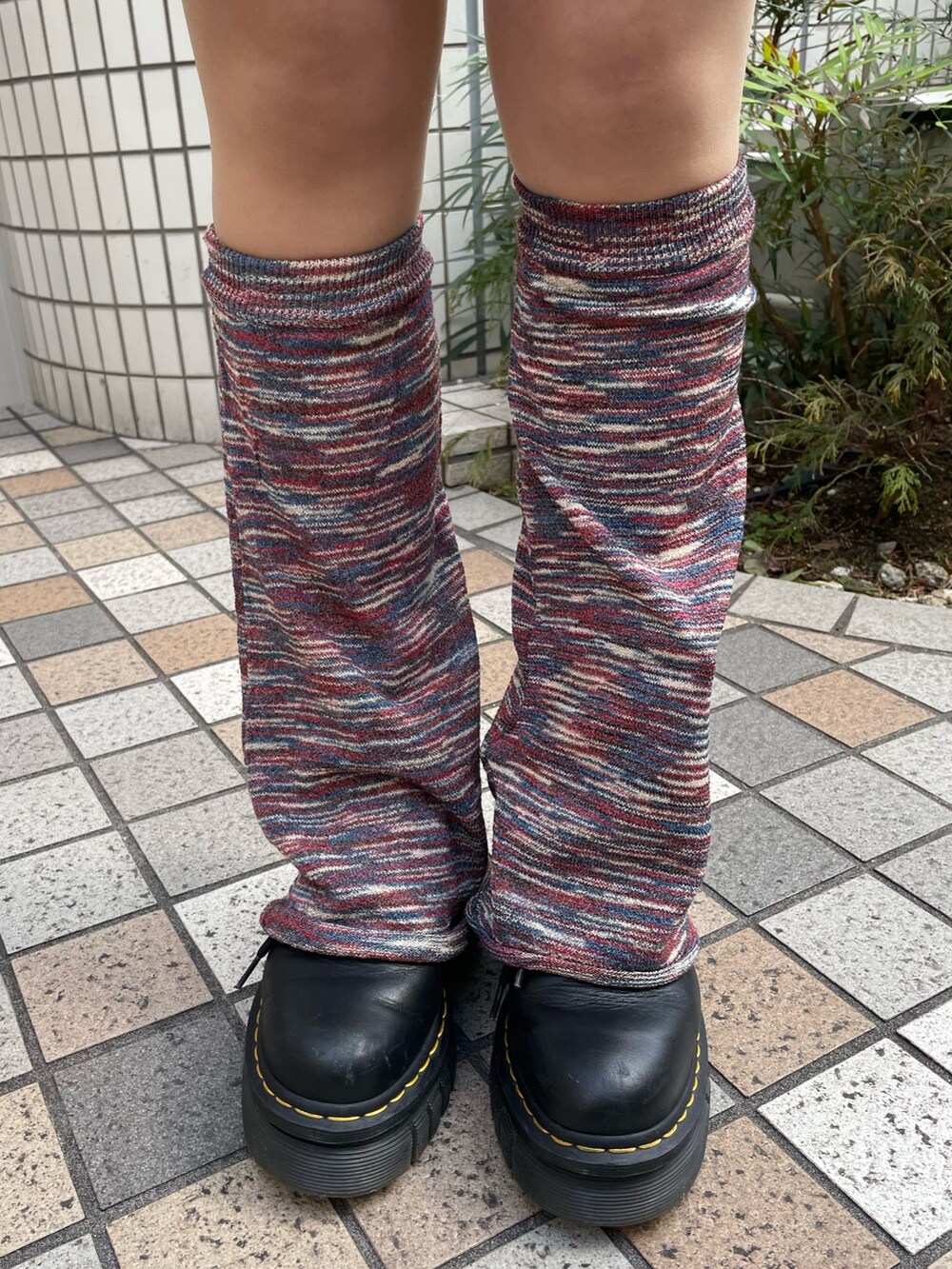 レッド系のその他パンツ、ピンク系のベスト、ホワイト系のTシャツ/カットソーを着用したレディースの春コーディネートの10枚目の写真