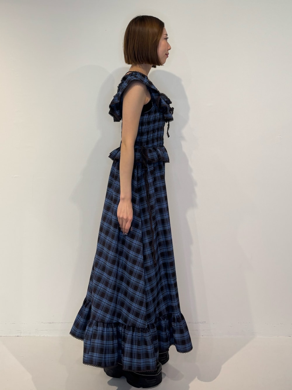 ブラウン系のワンピース、ブラック系のローファーを着用したレディースの冬コーディネートの3枚目の写真