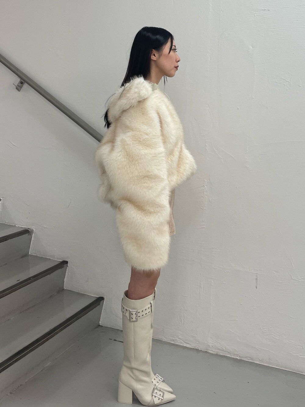 ホワイト系のその他アウター、ブラック系のTシャツ/カットソー、ホワイト系のその他パンツを着用したレディースの秋コーディネートの4枚目の写真