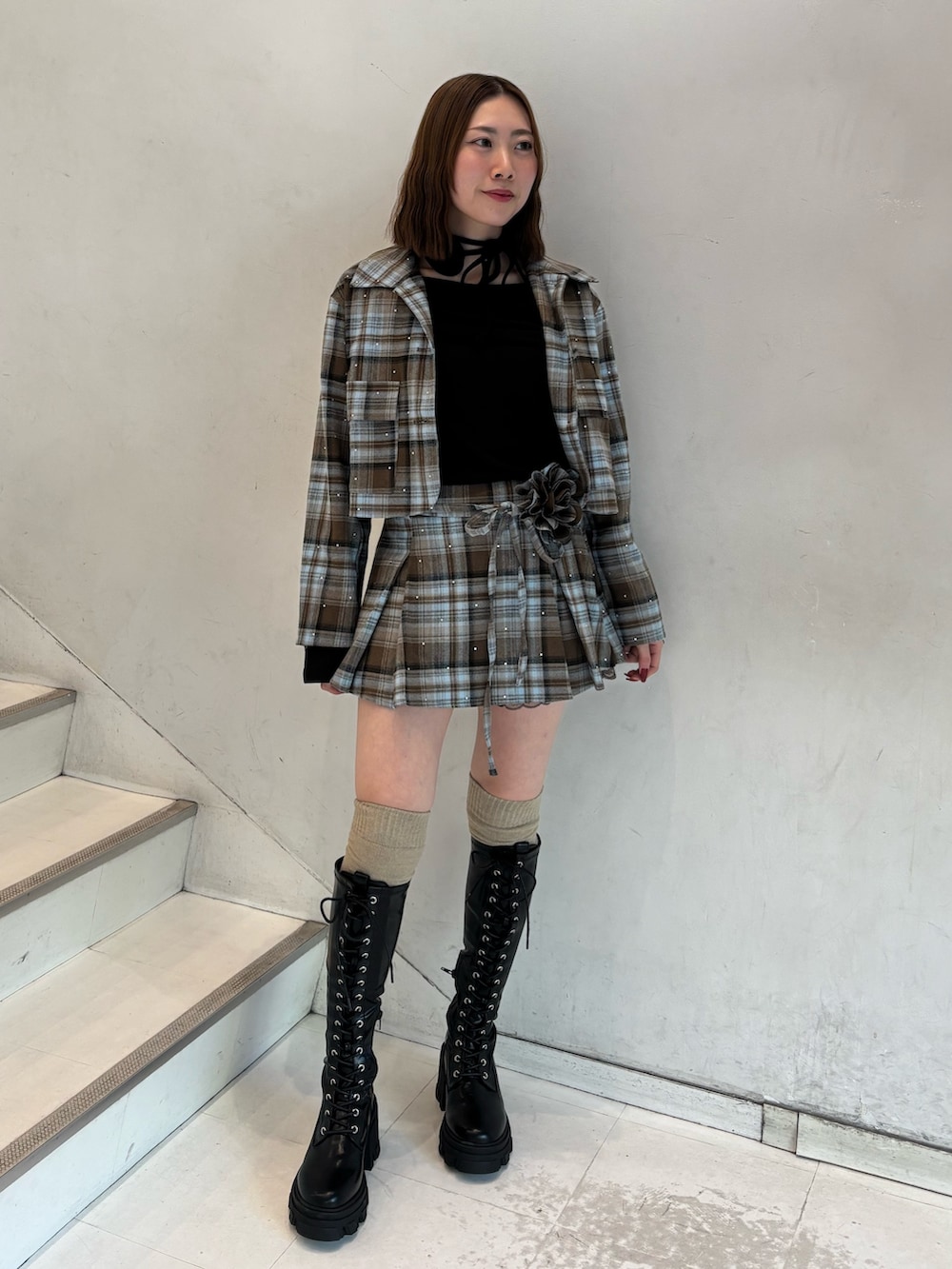 ブラウン系のスカート、ブラウン系のテーラードジャケット、ブラック系のTシャツ/カットソーを着用したレディースの冬コーディネートの2枚目の写真