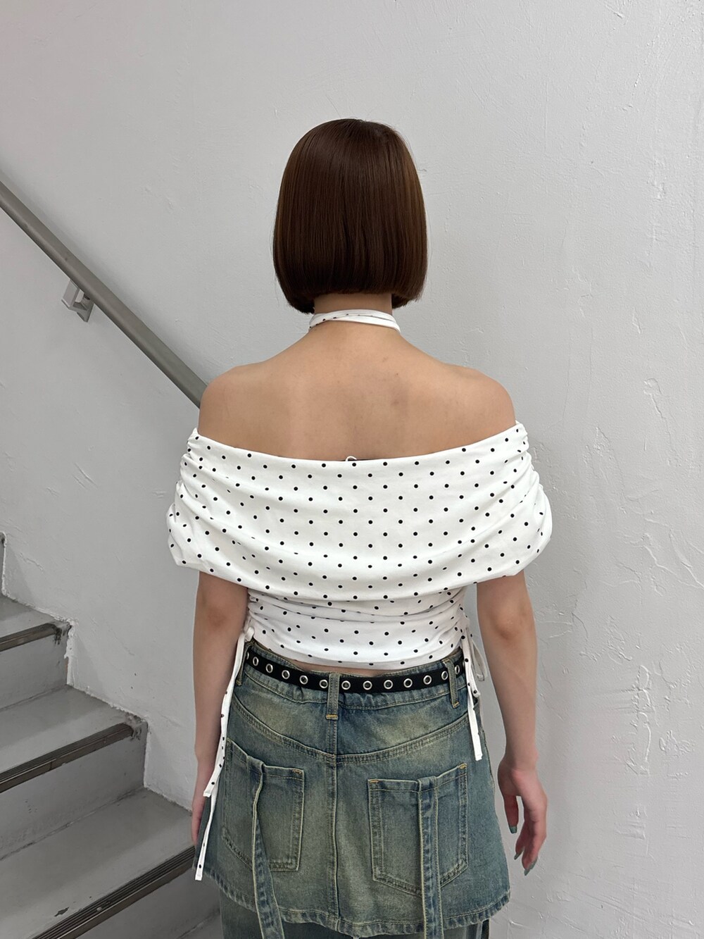 ブルー系のデニムパンツ、ブラック系のパンプス、ホワイト系のTシャツ/カットソーを着用したレディースの夏コーディネートの7枚目の写真