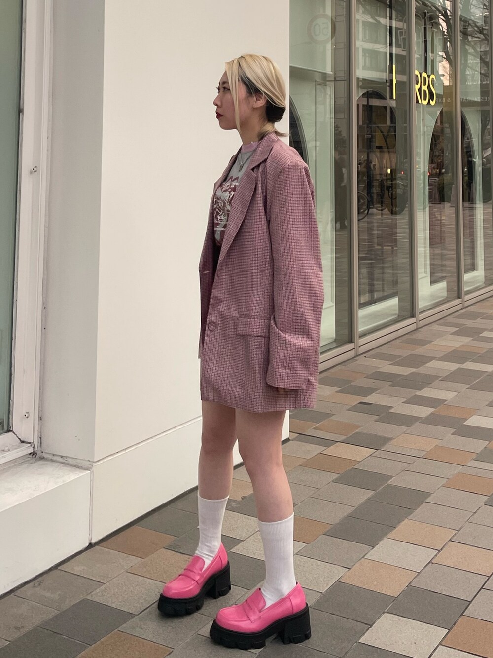 レッド系のその他パンツ、ピンク系のテーラードジャケット、ピンク系のローファーを着用したレディースの春コーディネートの3枚目の写真