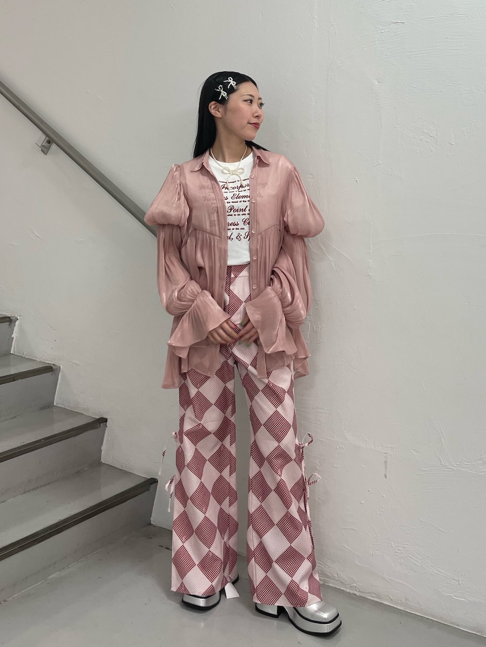 ピンク系のシャツ/ブラウス、ピンク系のその他パンツ、ホワイト系のTシャツ/カットソーを着用したレディースの春コーディネートの2枚目の写真